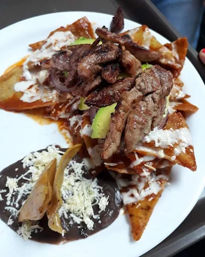 Chilaquiles con arrachera, frijoles y crema